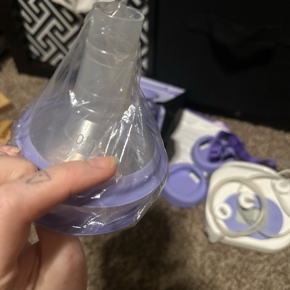 Lansinoh Breast Pump Set with Accessories - Picture 6 of 10